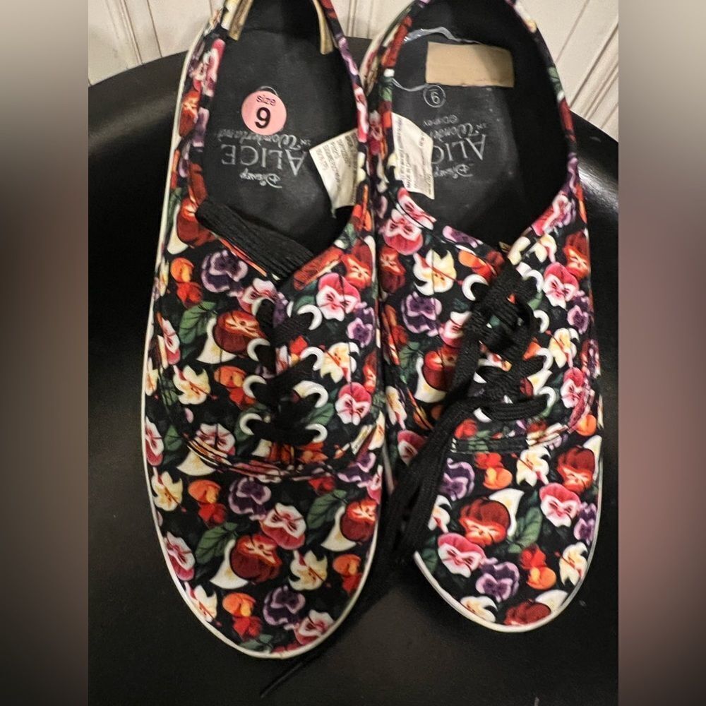 Alice in Wonderland Pansy Print Sneaker - Disney Target RARE Womens 9